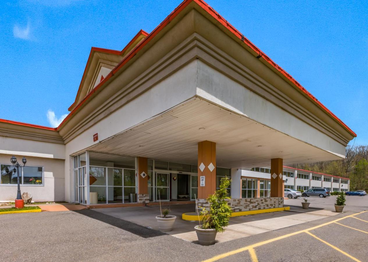 Red Carpet Inn & Suites Hazleton Eksteriør billede
